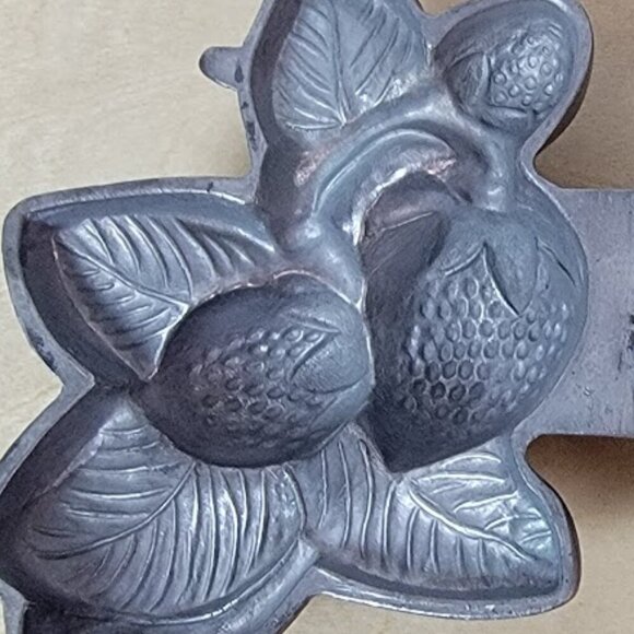 Vintage 1940s Pewter Strawberry Ice Cream Mold - Picture 3 of 7